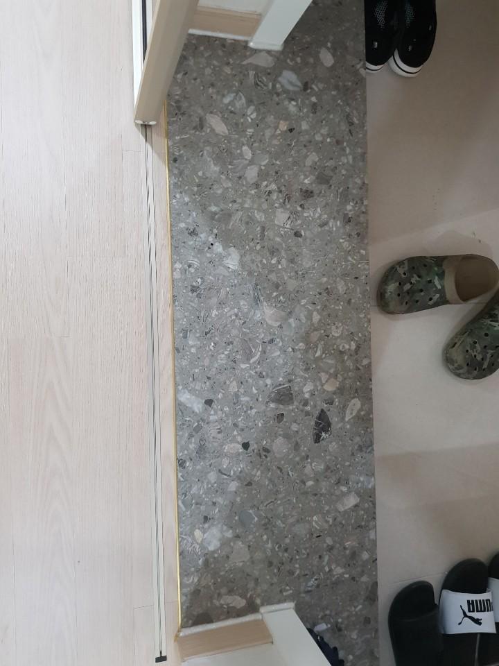 현관 바닥재와 도어 하부가 만나는 접합 지점