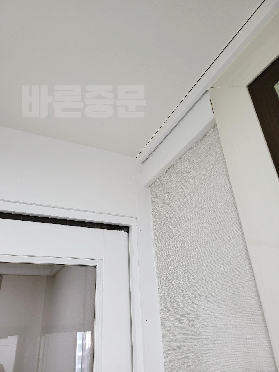 화이트 벽지와 상판이 어우러진 도어 프레임 설치 과정