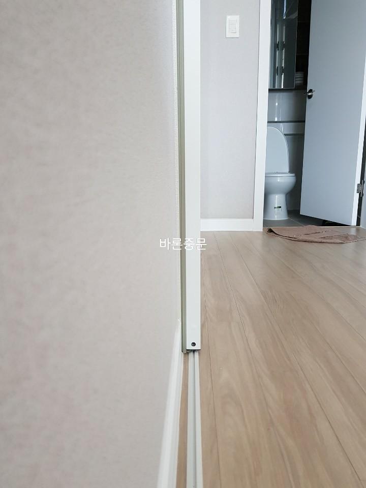 벽 수납장과 바닥재가 만나는 지점의 시공 근접컷