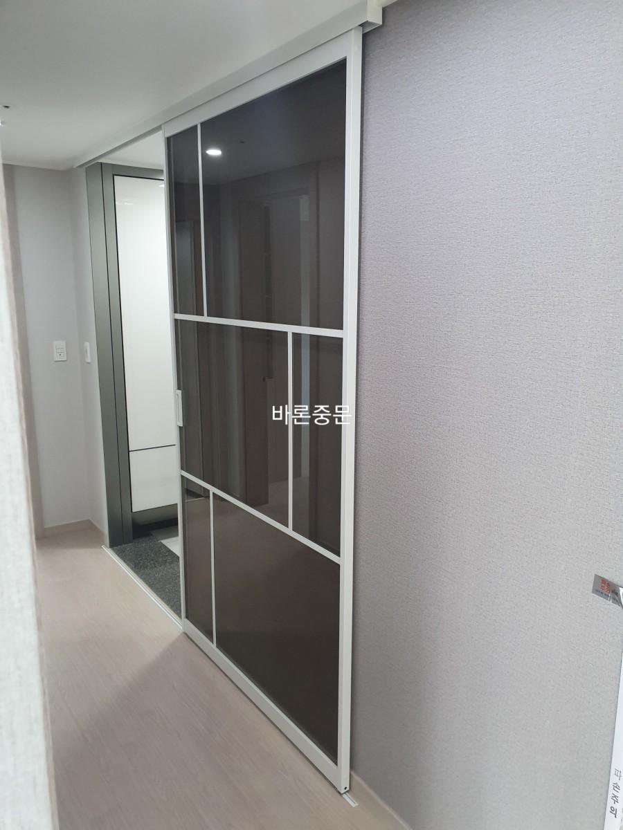 베이지톤 벽지와 어우러진 슬라이딩 도어의 측면