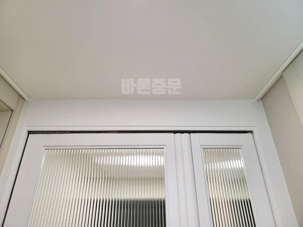 흰 벽과 일체감을 주는 화이트 창호 프레임