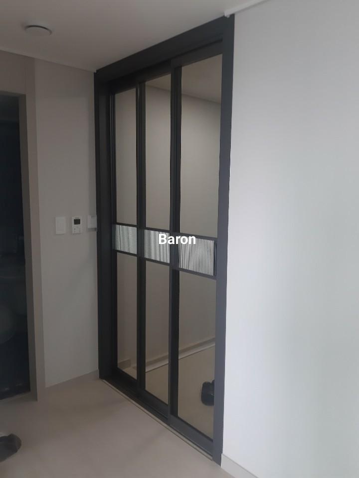 브랜드 텍스트가 보이는 짙은 그레이 프레임의 도어