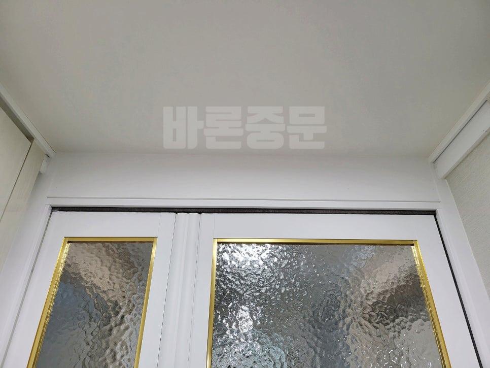 금색 테두리가 돋보이는 유리 도어 근접 모습