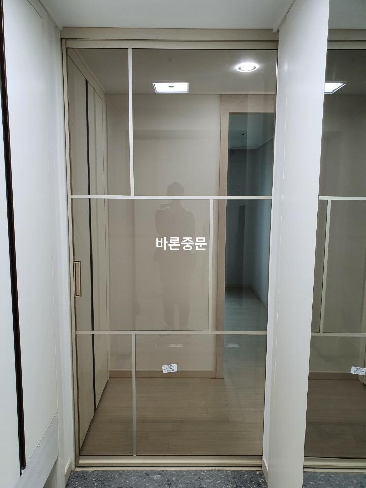 슬라이딩 도어가 설치된 복도 전경