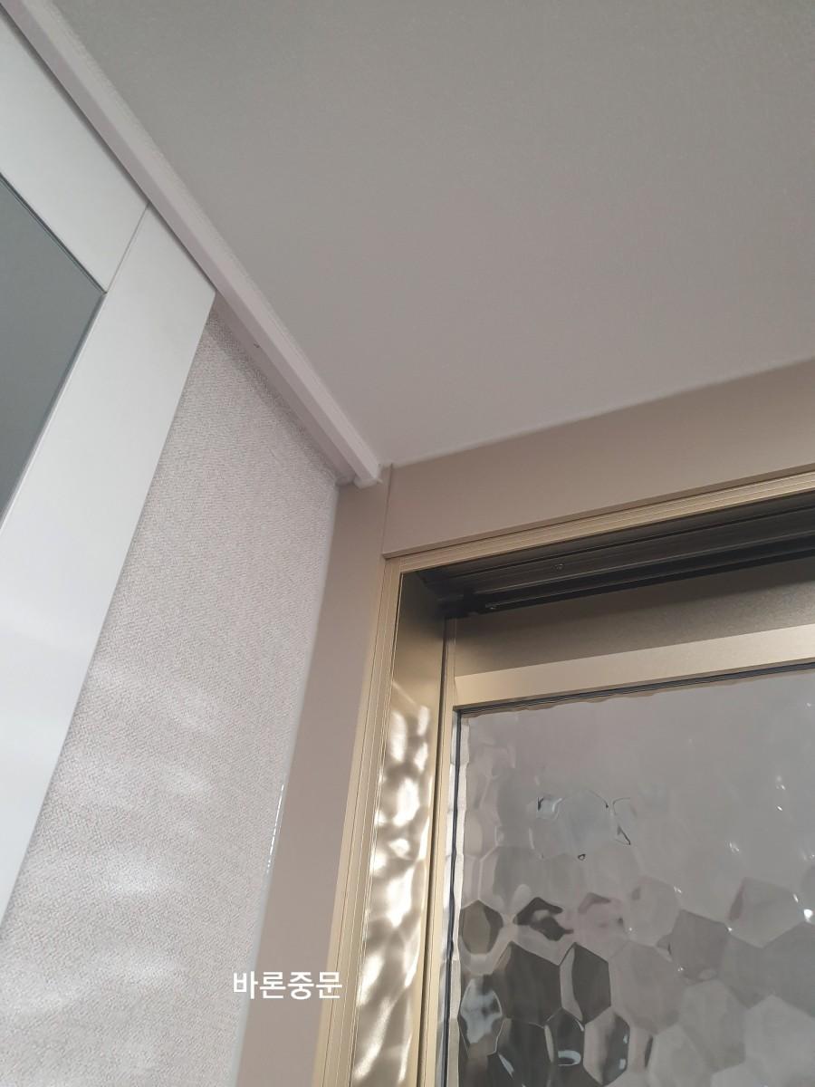 천장과 문 상단부의 마감 처리 상태