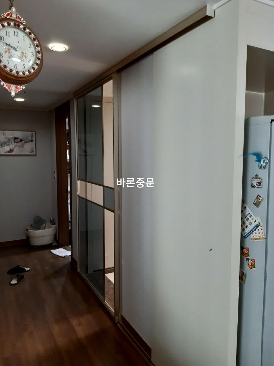 슬라이딩 도어 설치 전의 복도 전경