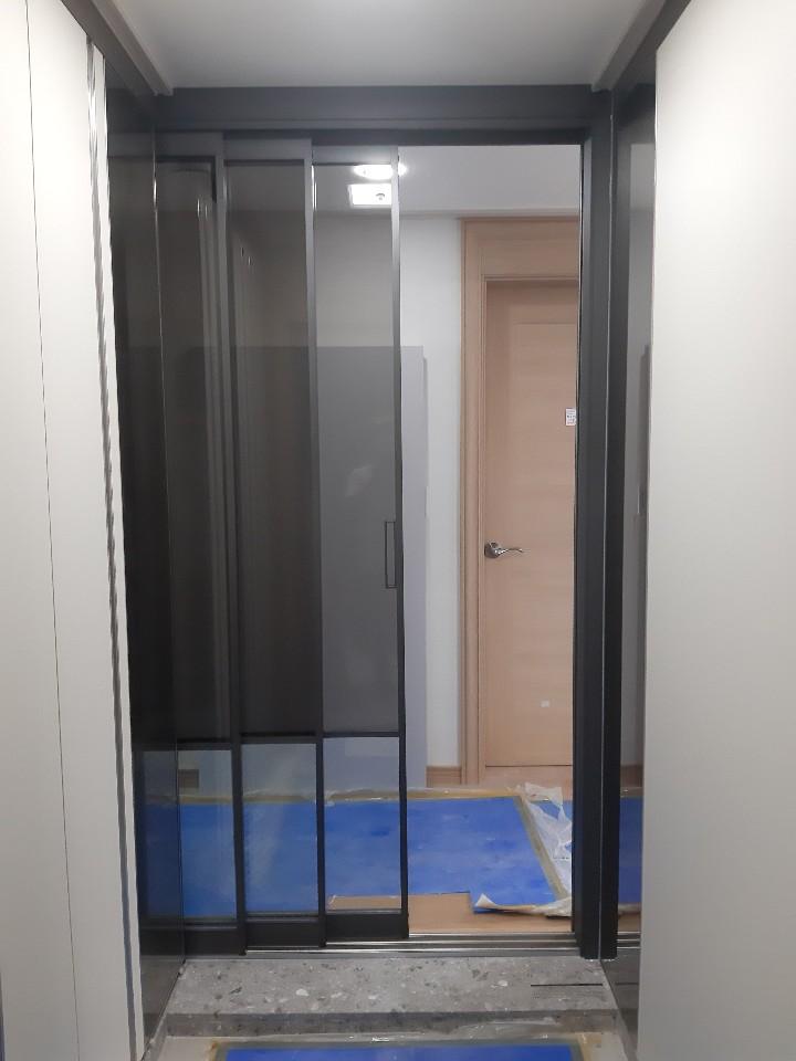 베이지색 도어를 배경으로 한 중문의 모습