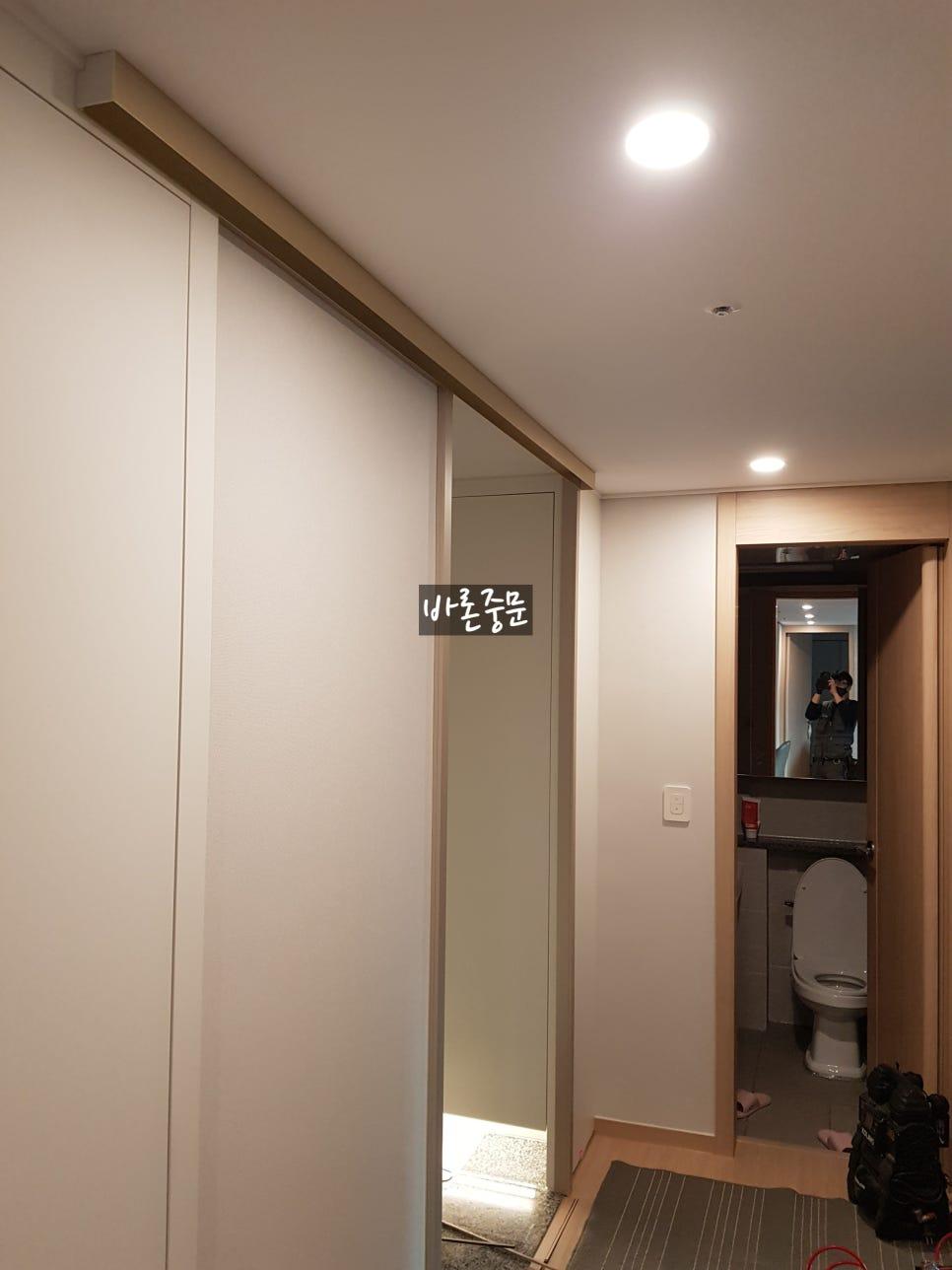 매립등이 설치된 실내 내부의 모습