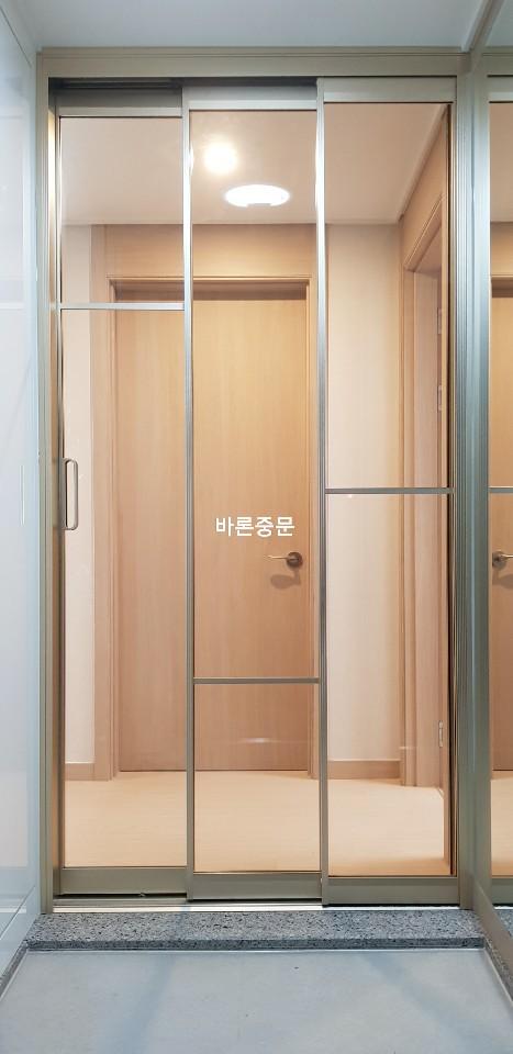 베이지색 톤의 복도에 설치된 슬라이딩 도어