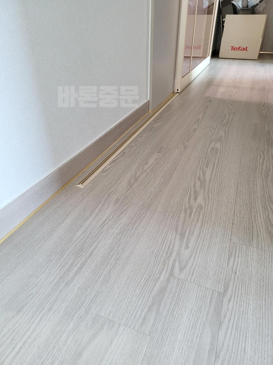 회색 바닥 위에 설치된 금색 트랙 라인