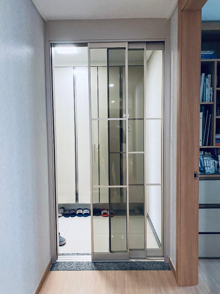 샴페인골드 프레임과 브론즈 유리가 적용된 중문 전경
