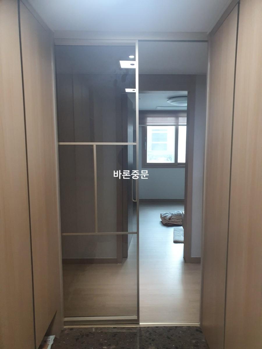복도 공간에 설치된 유리문과 배경의 창문