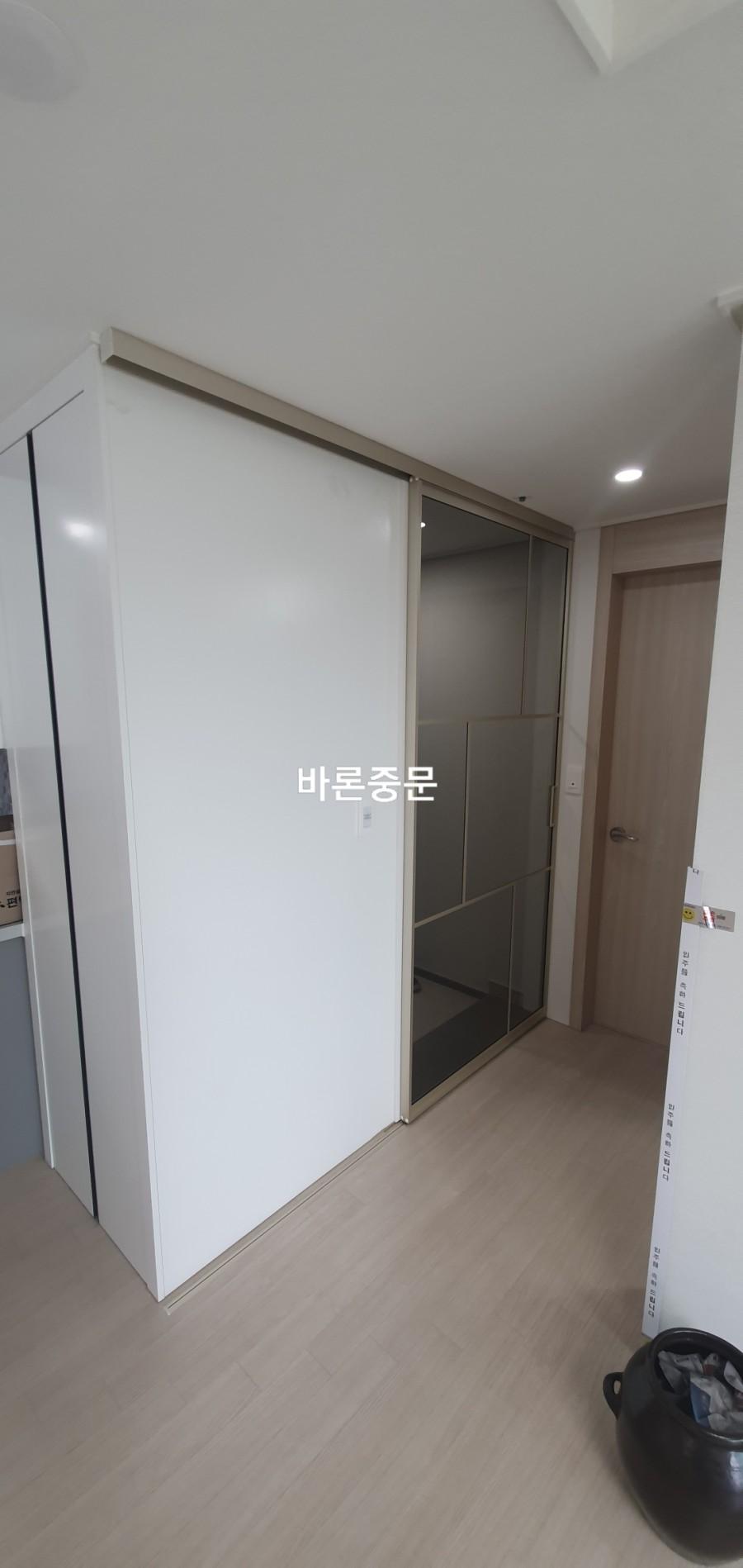벽면 스위치와 도어 프레임의 간격 확인