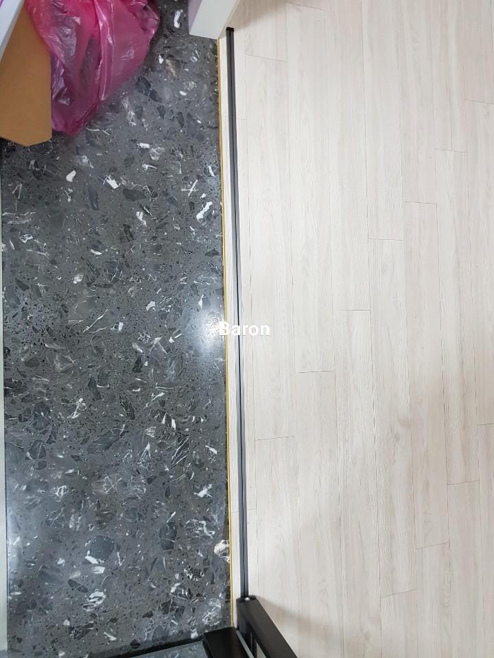 석재 패턴 바닥과 목재 패턴 바닥의 경계 마감선