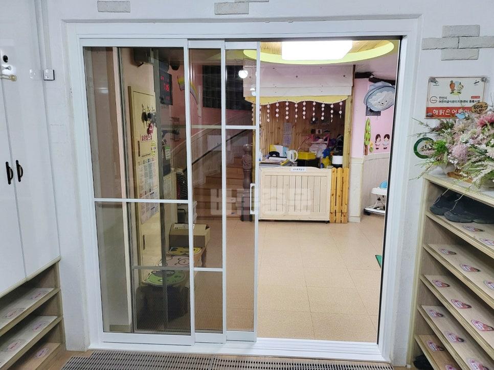 화사한 화이트 톤의 슬라이딩 도어가 설치된 모습
