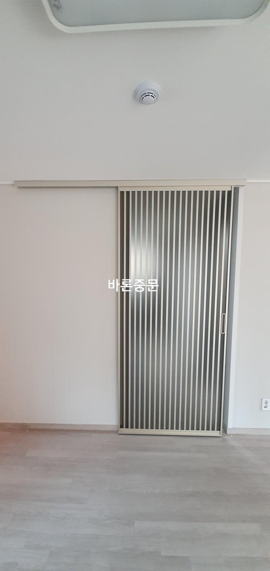 세로 줄무늬 패널 도어의 초기 설치 과정