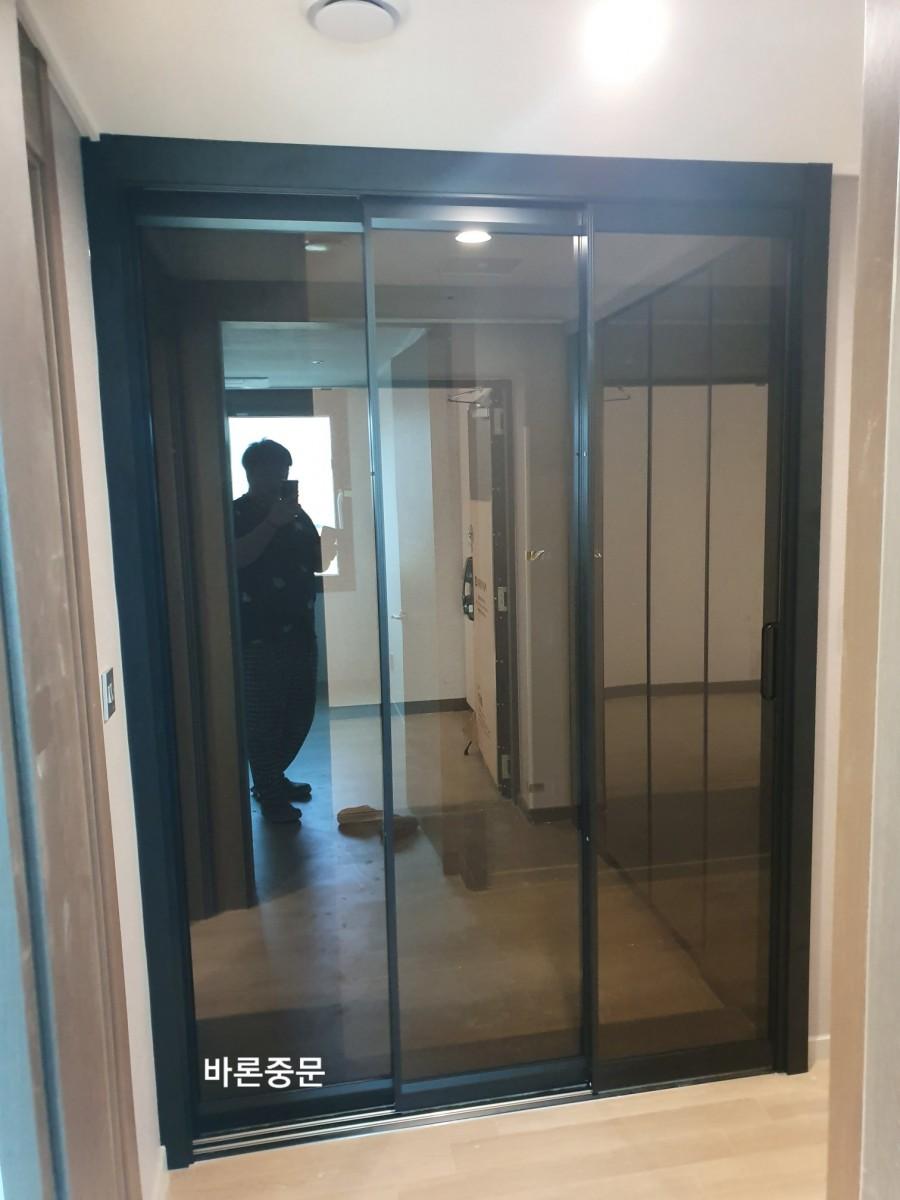 블랙 프레임의 슬라이딩 도어가 설치된 모습