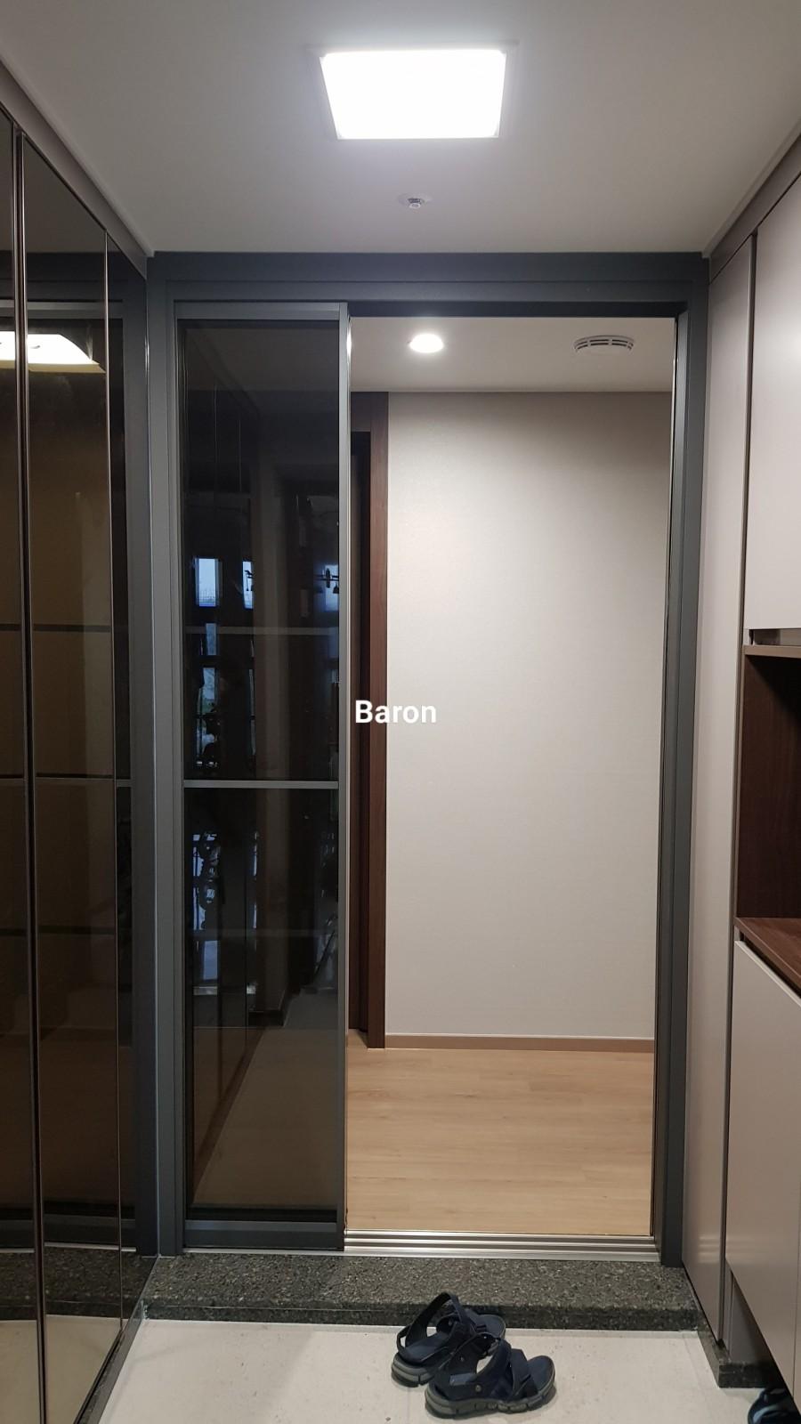 수납장과 조화를 이룬 중문 마감 상태