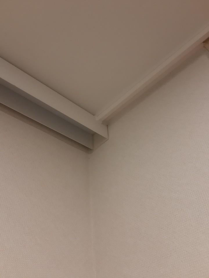 천장 접합부의 흰색 프레임 구조물이 보이는 시공 과정