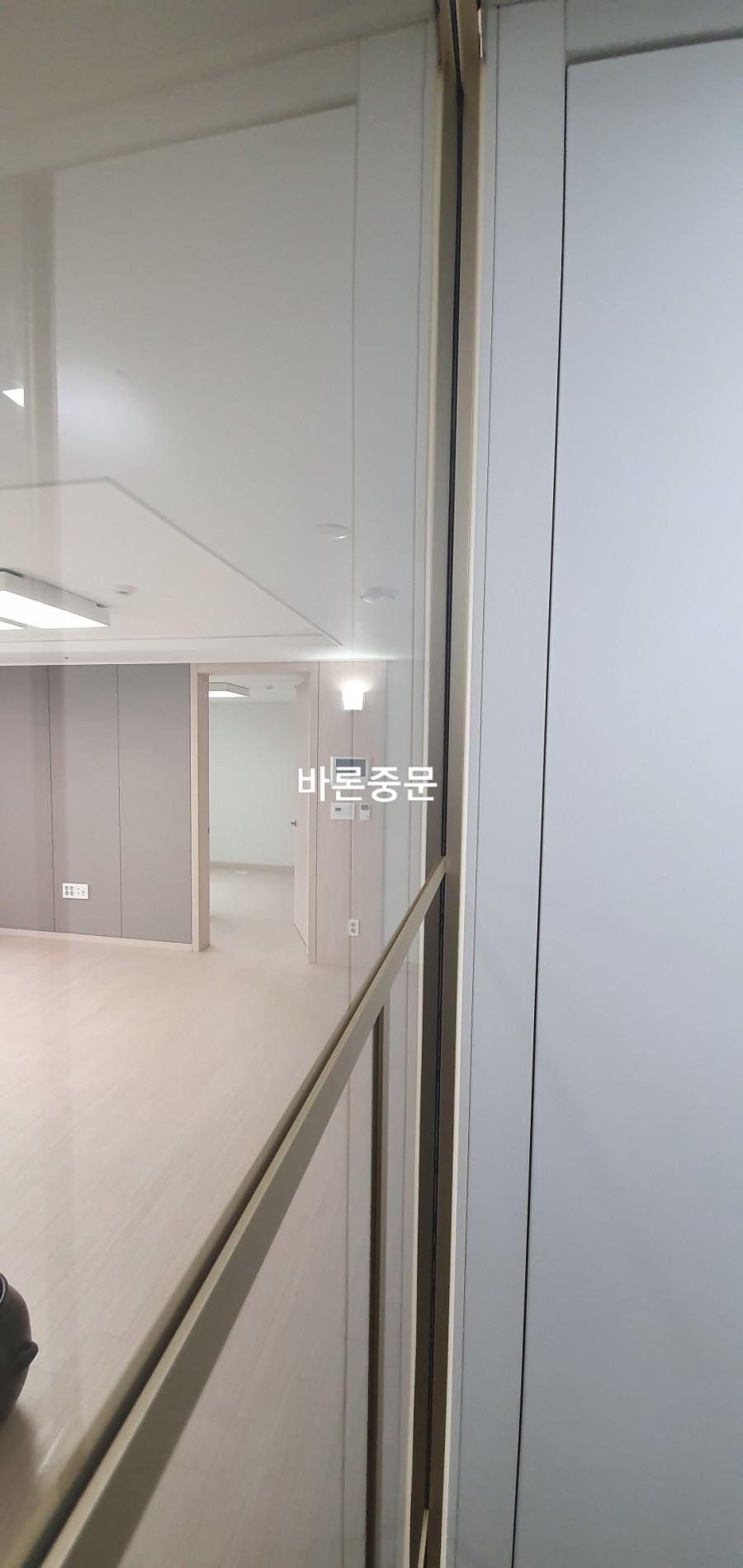 샴페인골드 프레임과 브론즈 유리가 적용된 완성 모습