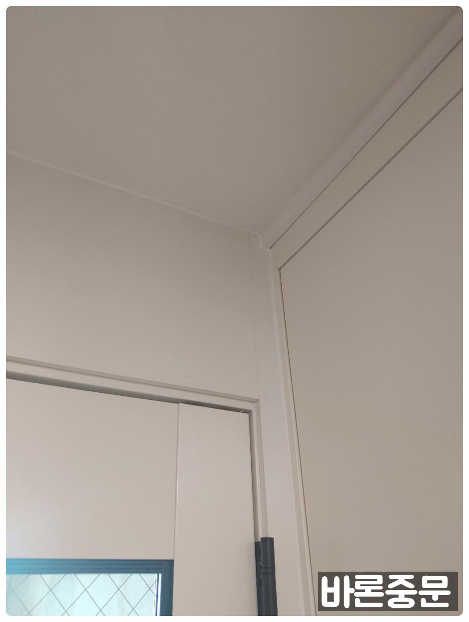 파란 보호 테두리가 보이는 도어 상부 레일 구조