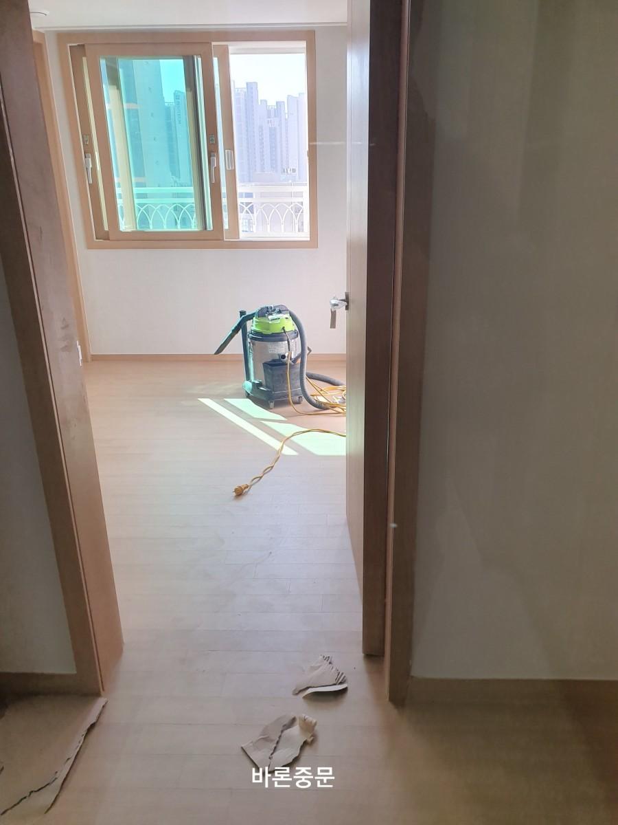 창호와 바닥재가 보이는 공간의 정리 모습