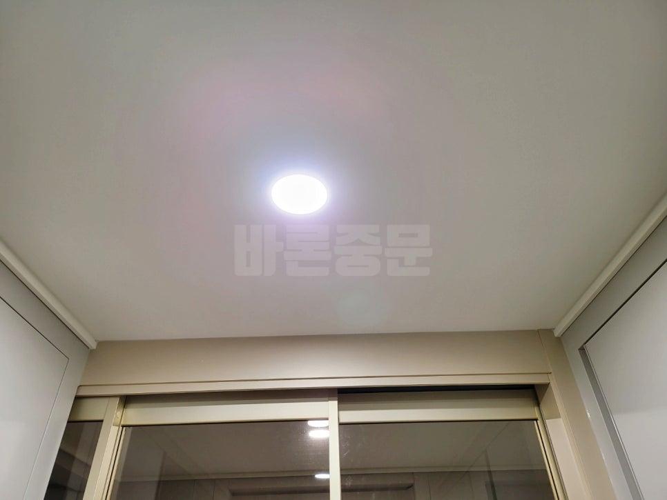 천장 조명 아래로 설치된 슬라이딩 도어의 전경