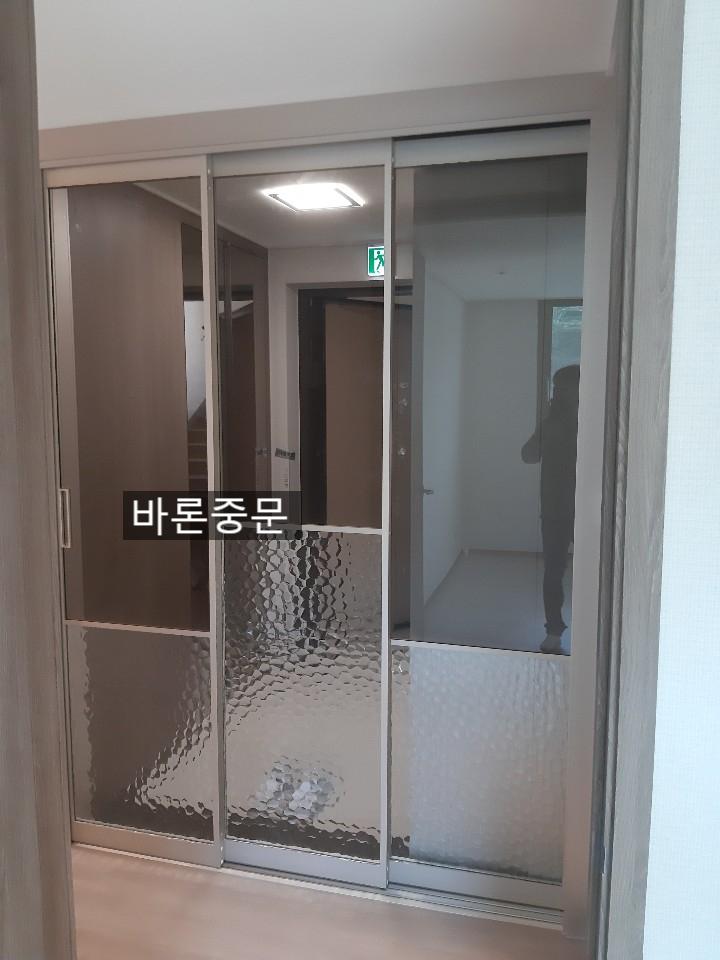 허브 패턴 유리가 적용된 도어 설치 과정