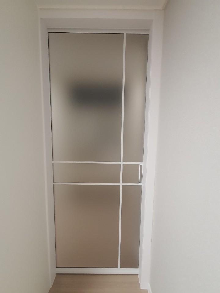 도어 프레임과 유리 패널의 결합 부위