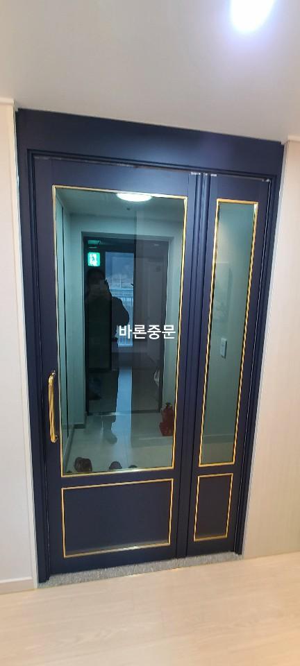 상단 조명 아래 배치된 듀얼 유리 중문의 모습