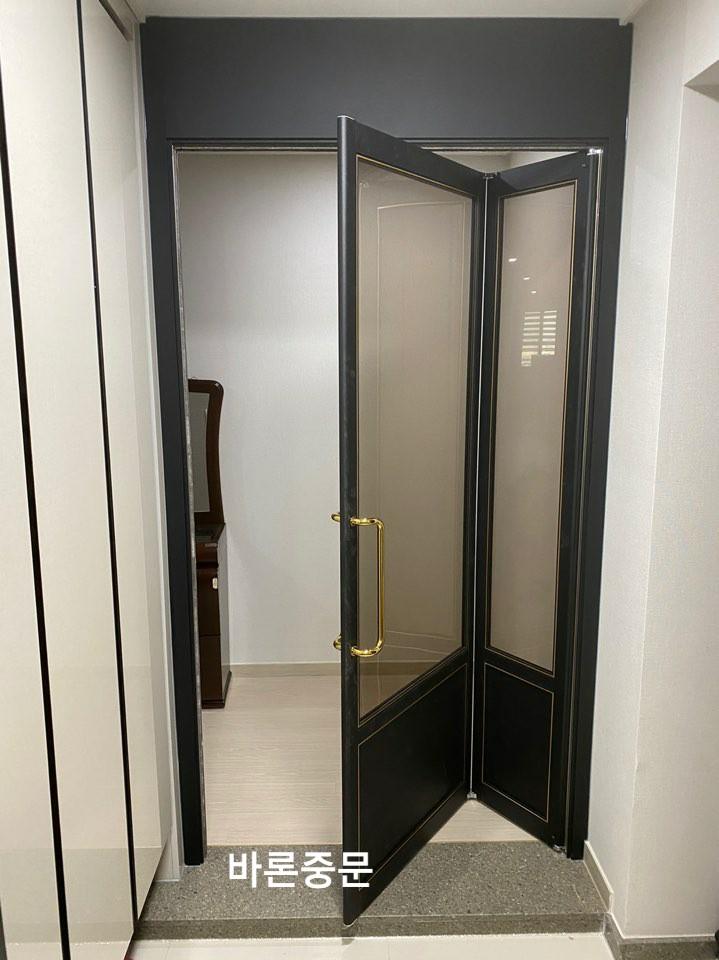 열린 상태의 블랙 프레임 도어와 내부 공간