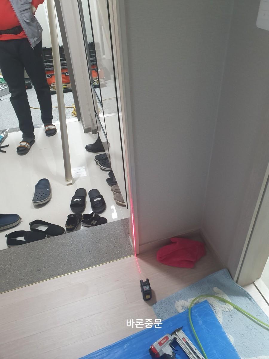 정밀 시공을 위해 준비된 수공구와 도구들