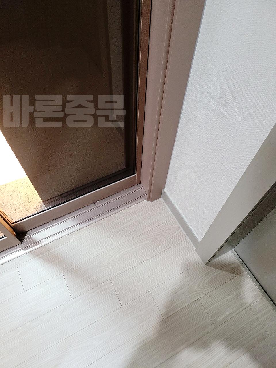 정교하게 맞물린 슬라이딩 도어의 하부 레일과 패널