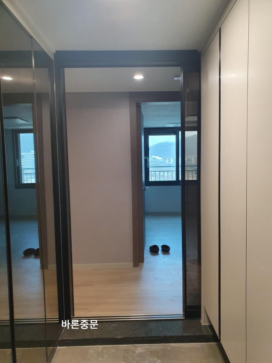 실내 입구 쪽에서 본 도어 설치 과정