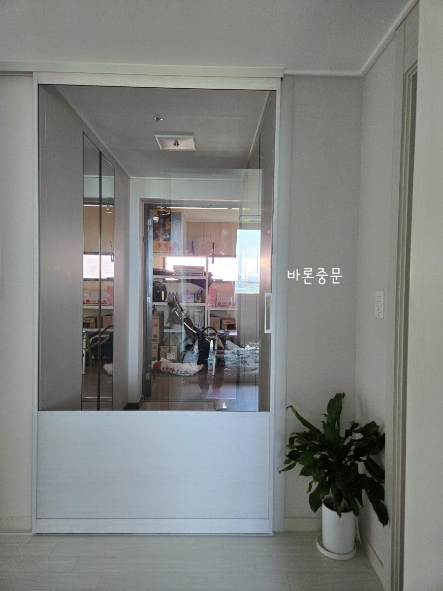 하단 고시와 투명 유리가 조화를 이루는 중문 디테일