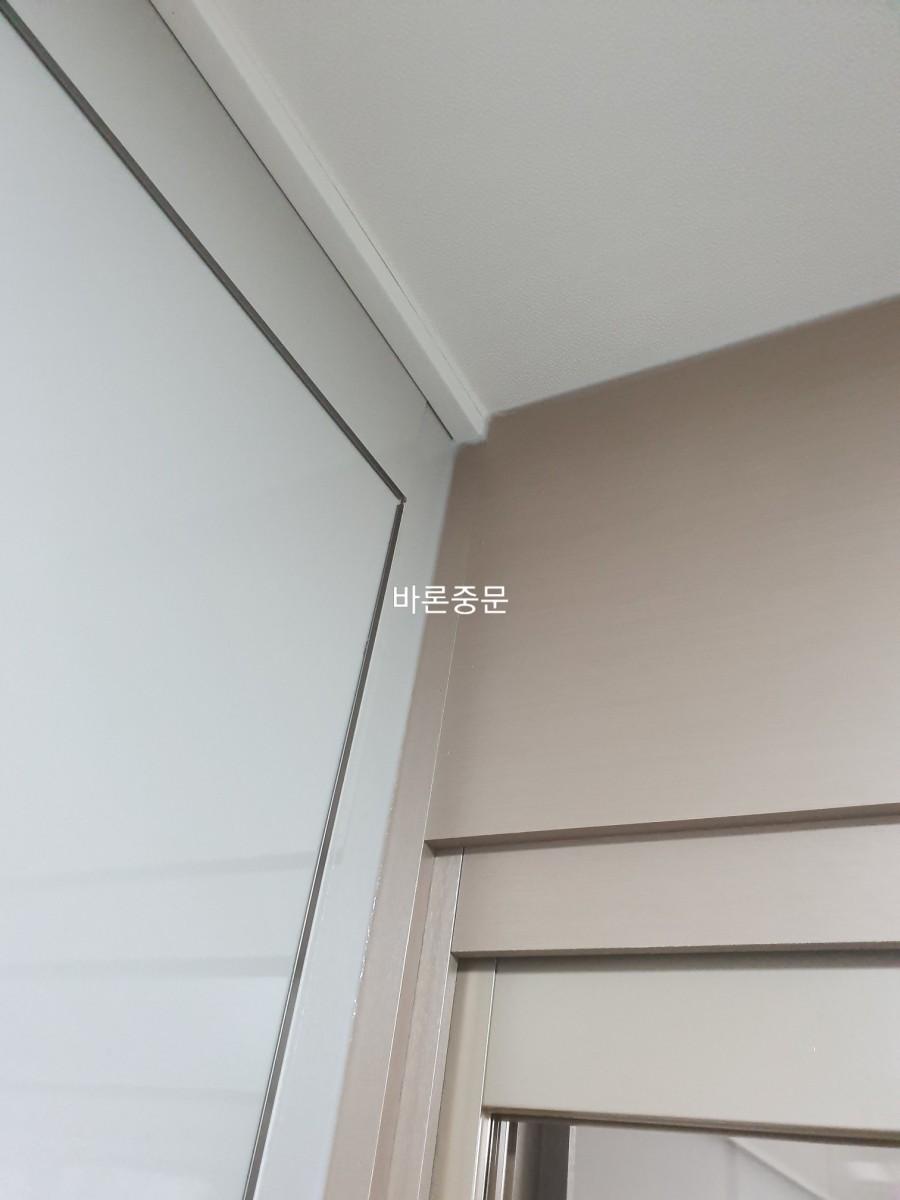 벽면과 천장 접합부의 밀착 마감 과정