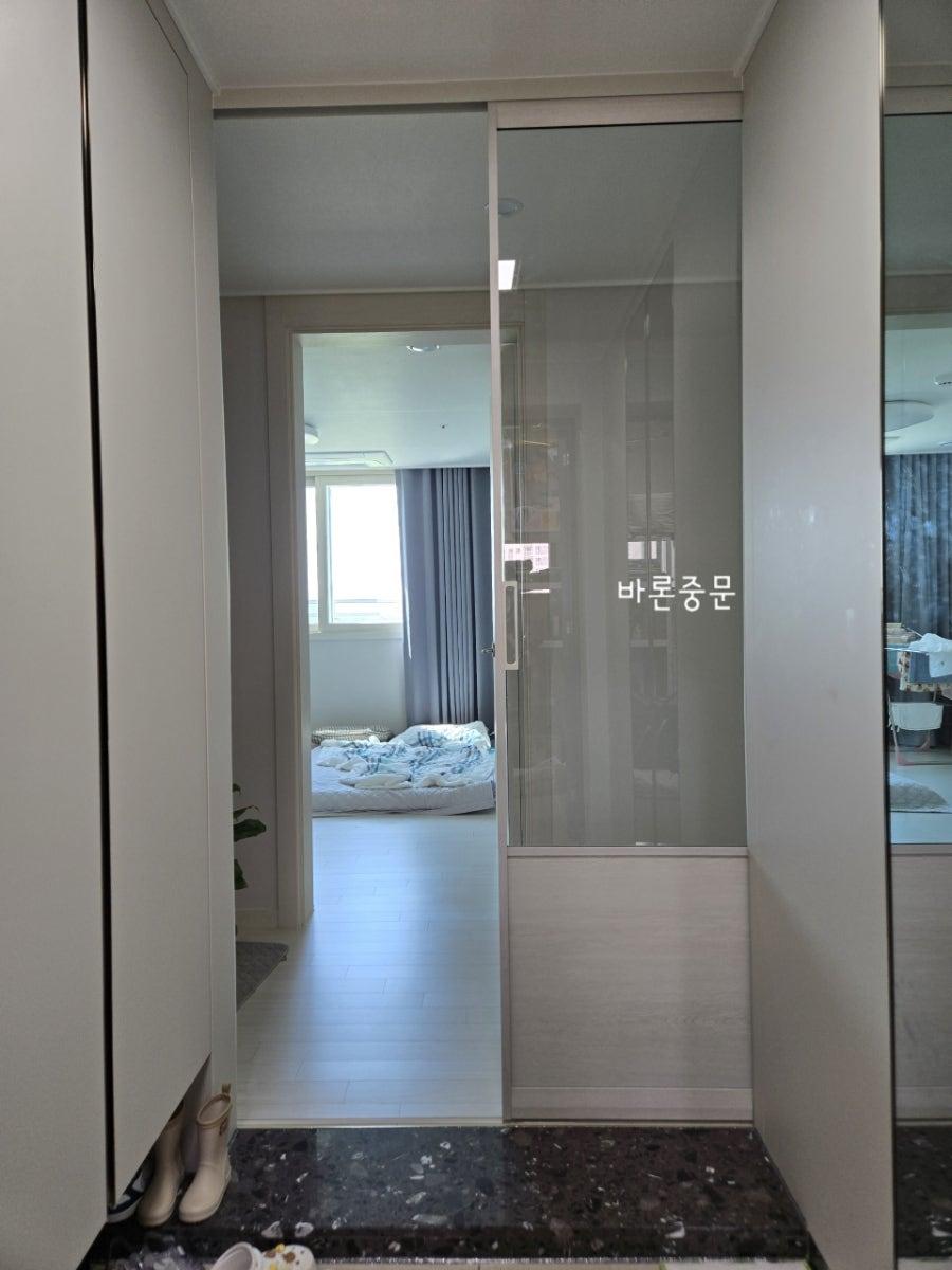 중문 프레임이 자리를 잡아가는 시공 과정