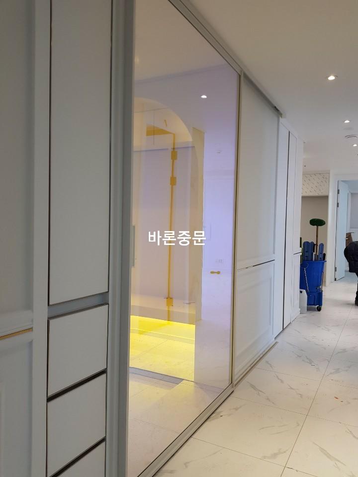 도어 프레임 조정을 위한 도구들이 놓인 모습