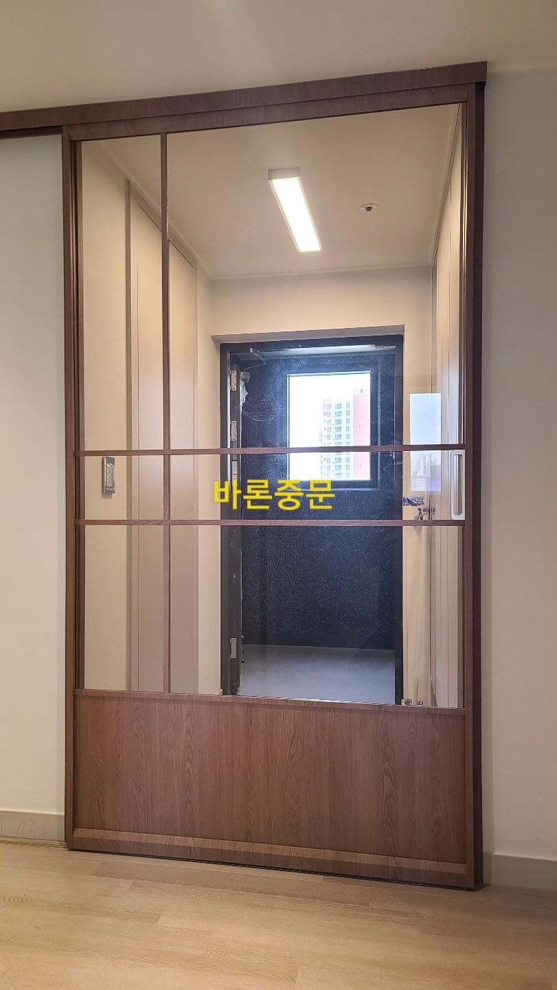 상하단 나무 패널과 중간 유리가 조합된 슬라이딩 도어
