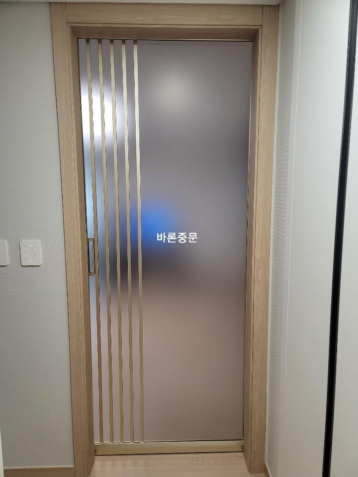 도어 프레임과 유리 패널 결합부