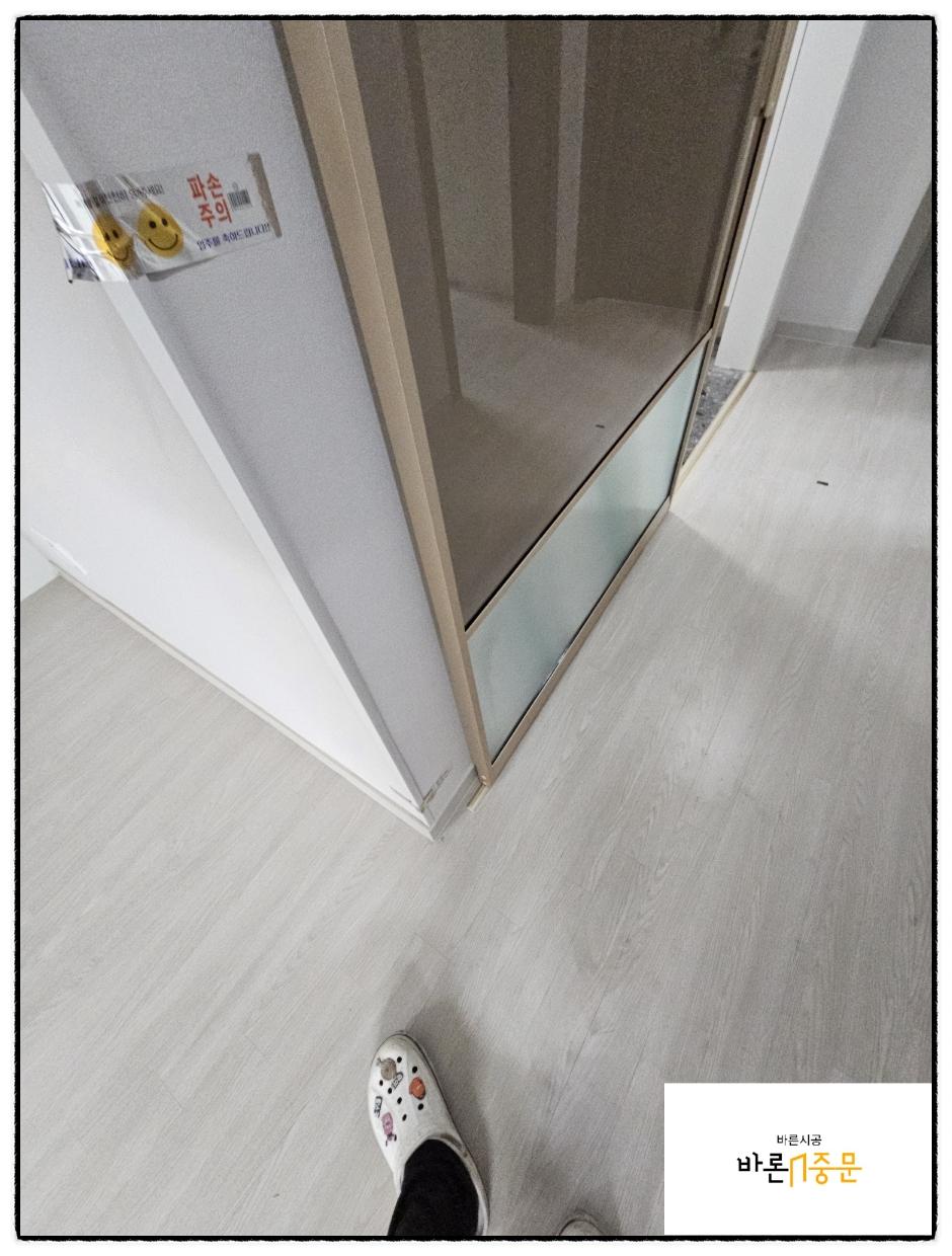 흰색 목재 바닥 위로 자리를 잡고 있는 유리 도어