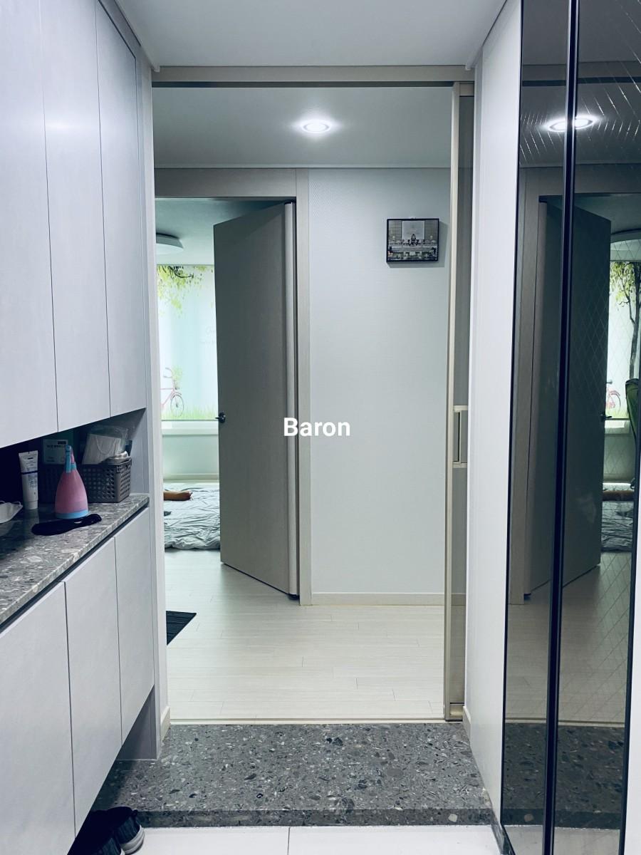 문을 열어둔 상태의 현관과 벽면 소품