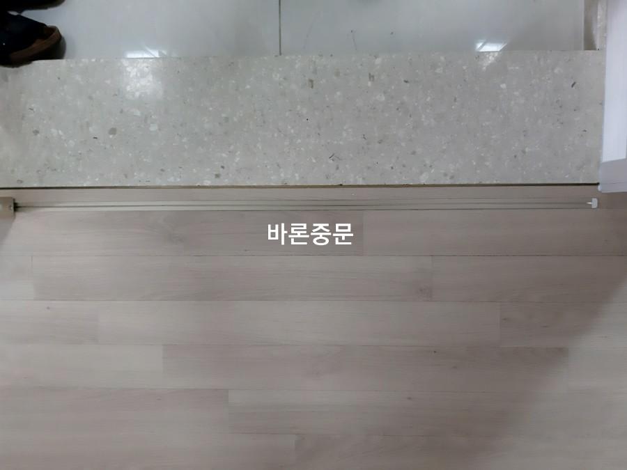 바닥재 사이에 매립된 금속 레일 상세 모습