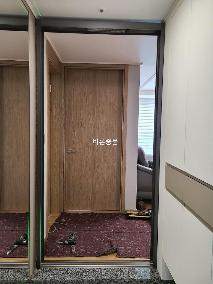 도어 손잡이와 수평을 맞추는 시공 과정