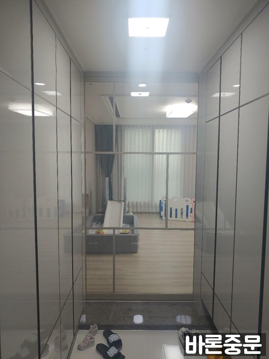 유리 도어로 구분된 놀이 공간과 창가 쪽의 배치