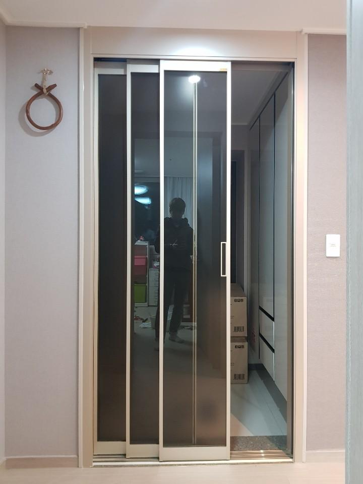 프레임 상하단 마감 상태를 보여주는 도어 근접샷