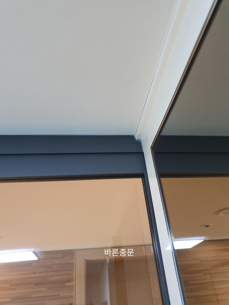 천장과 벽면 접합부의 유리문 테두리 마감 상태