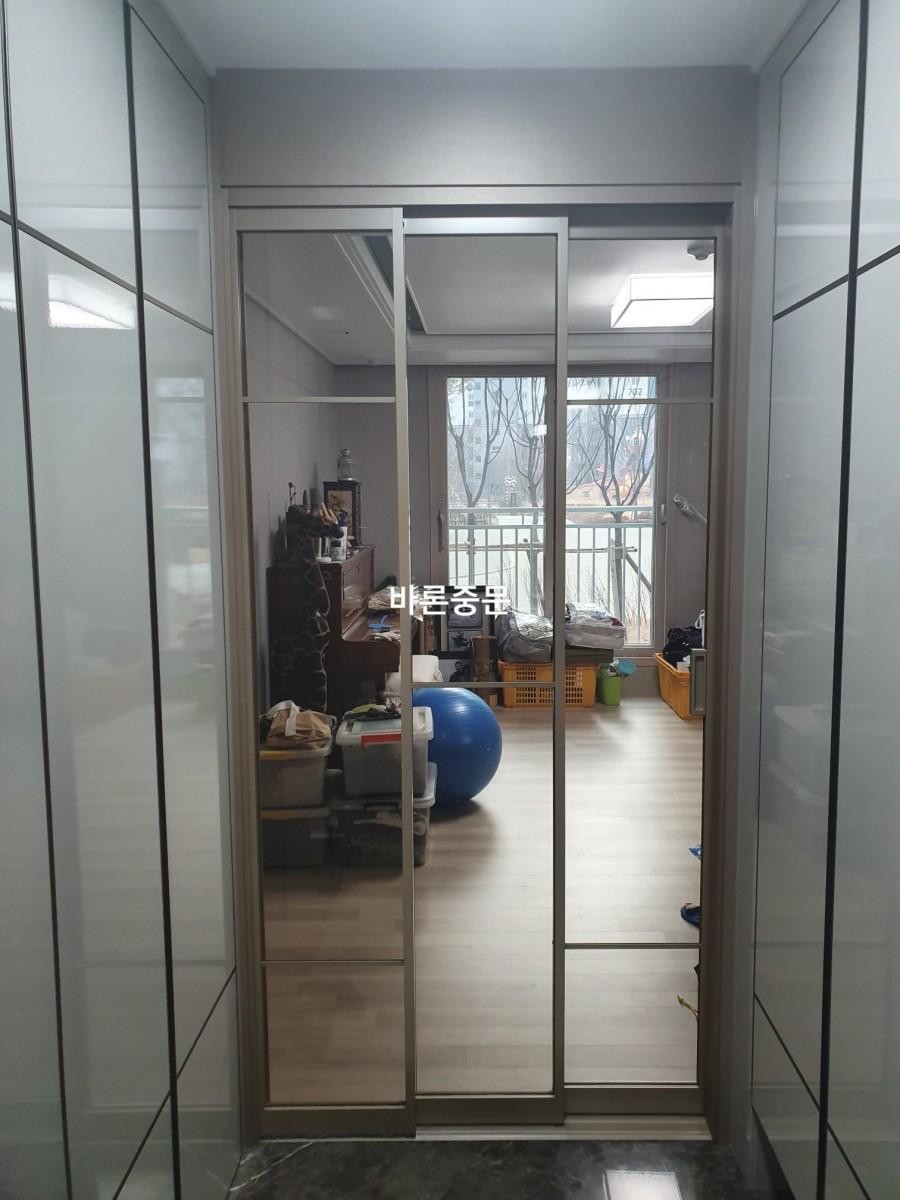 유리문으로 구분 짓는 실내와 베란다의 경계