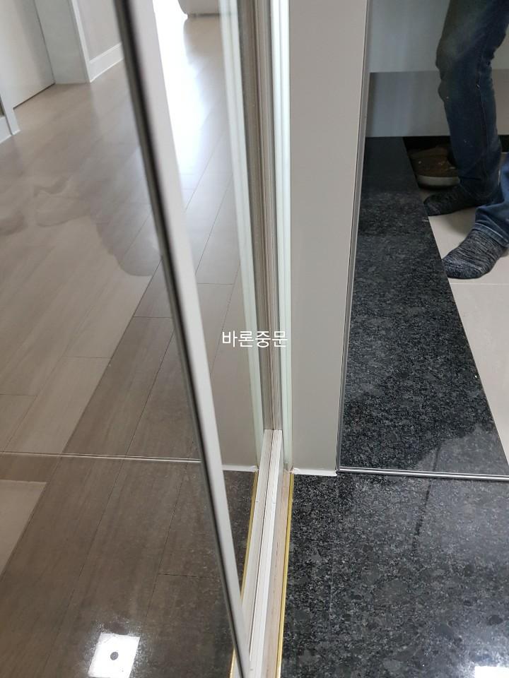 금색 세부 처리가 더해진 화이트 프레임 하단 마감