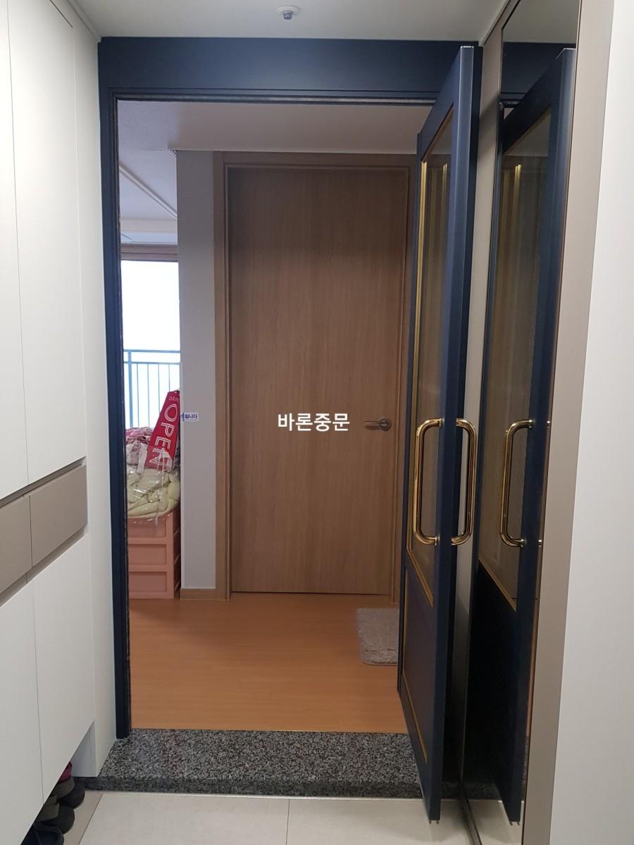 현관 중문 너머로 보이는 내부 마루와 베란다 공간